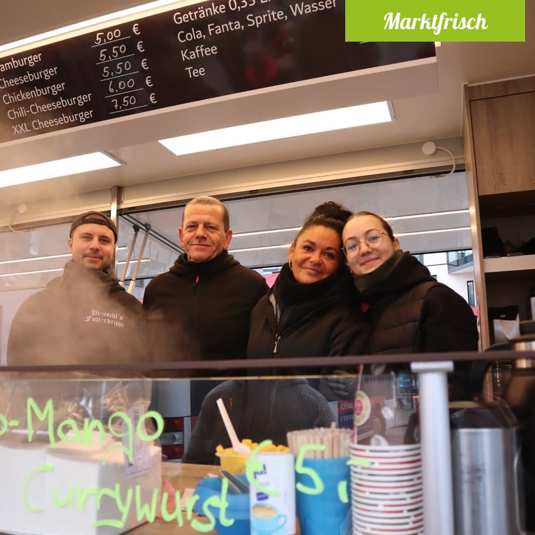 Das Team von Preischl's Futterkrippe hinter dem Tresen des Foodtrucks
