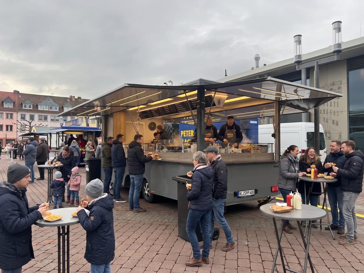 Preischl's Futterkrippe Foodtruck auf einem Marktplatz